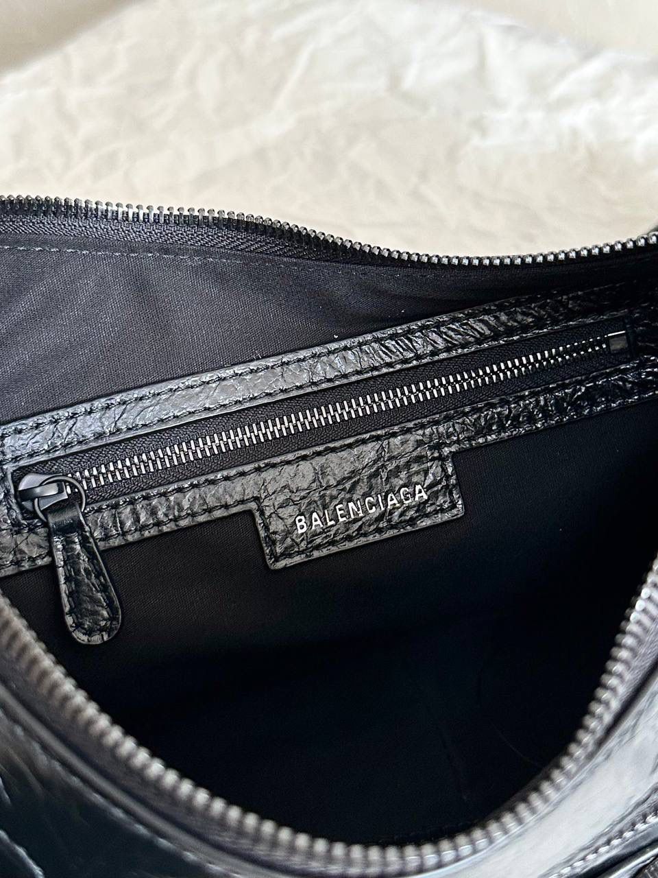 🖤油蜡皮黑枪S/33cm Le Cagole半月包饺子包机车包 Wuhu！！让我重拾就对机车包的爱 半月弧形的包身，保留了软踏踏的皮料感 还有叮叮咚咚的流苏小钱包挂饰 最最让我欢喜的是多了面♥️小镜子！ 全方位细节拿捏住了～👌🏻 xs小号：26×16×10cm671309m s中号：33×16×8.4cm671307m