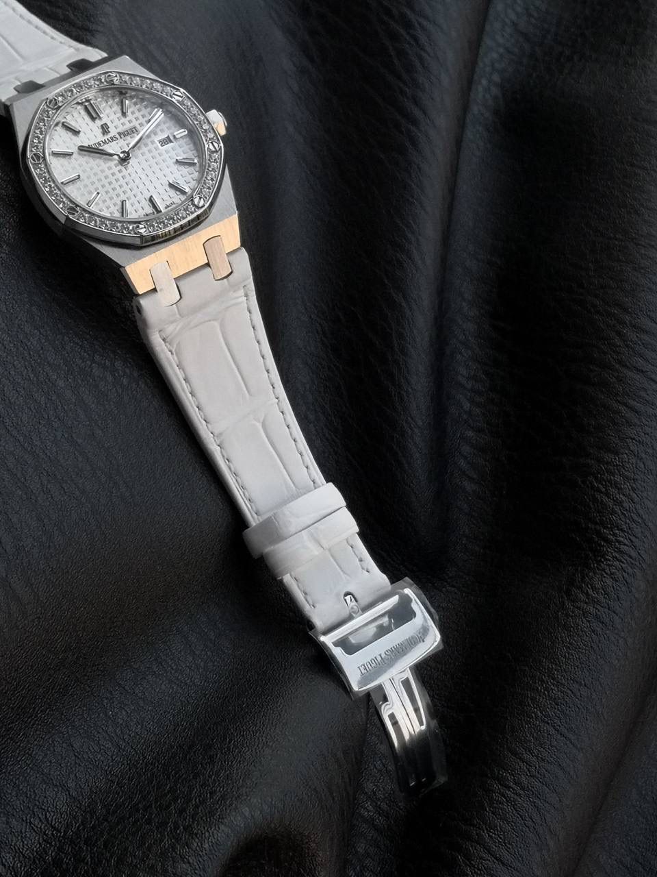 凭借无可比拟的璀璨光芒，SWAROVSKI ZIRCONIA已成为市场上最优质及最能与钻石媲美的合成立方氧化锆。完美饱和的色彩，精湛非凡的切工，源自施华洛世奇逾百年的精确切割经验，以及幻彩钻石的灵感启发。此外，已获专利的表面优化工序TCF (热熔着色技术)，为SWAROVSKI ZIRCONIA缔造出鲜艳夺目的色彩；这项技术不但符合环保要求，更确保每颗宝石没有经过辐照处理，不含辐射。由此而来的合成立方氧化锆色彩持久之余，亦经得起日常使用的考验。 🚀品质保证🚀 V7厂每颗SWAROVSKI ZIRCONIA均刻有非肉眼可见的认证标记。以镭射镌刻的“SWAROVSKI ZIRCONIA”品质认证标志