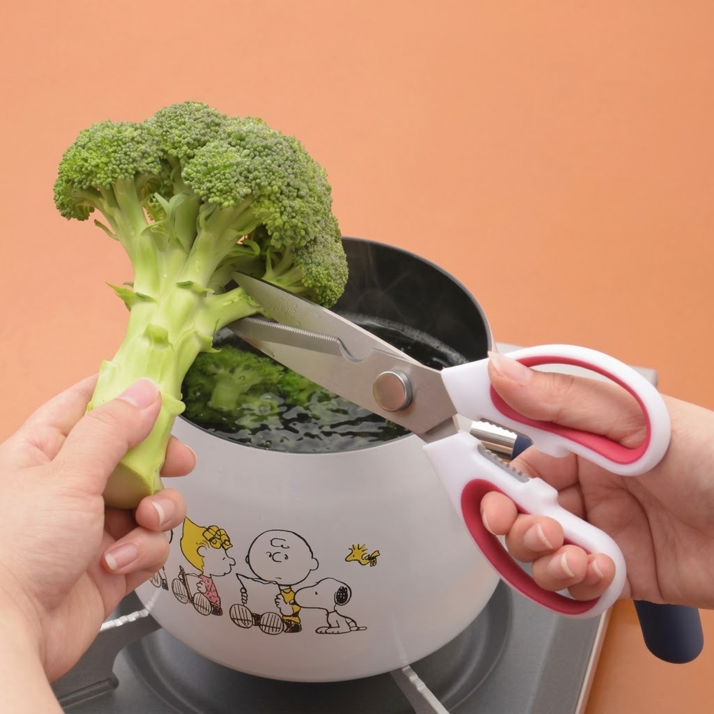 🔥🔥【日本直送《PEANUTS》SNOOPY 磁吸收納多功能拆洗廚房剪刀】