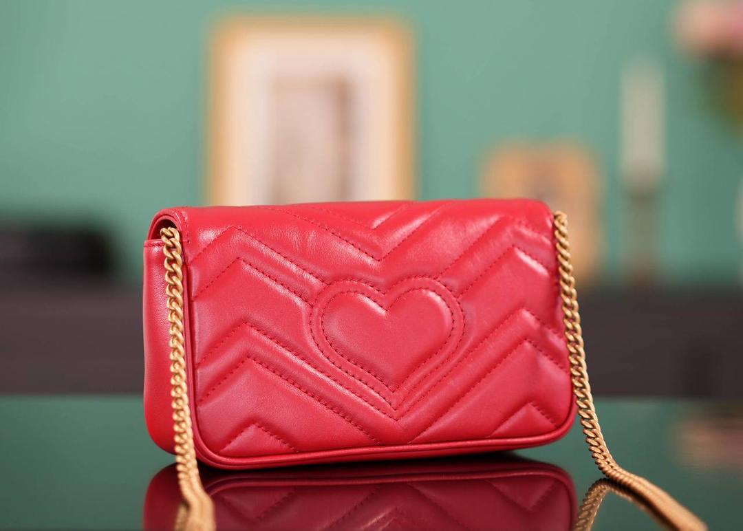 👜Marmont系列肩背包经典款 红色 mini16.5cm💕 （原厂皮 全铜五金） 正品售价,500 GG家的招牌款 原厂牛皮搭配经典的双G扣，复古做旧风格 一只超可爱的小马蒙~喜欢小包入它准没错 官方款号 476433 尺寸小号：21x12x5cm 尺寸迷你：16.5x10x5cm