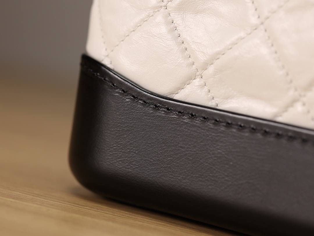 chanel流浪包白色小号👜💞 还是独家老渠道货 都是欧洲原产进口的牛皮和纯钢五金组装的尾单货 独一无二的品质✨五金是纯钢复古五金 黑色和金色搭配 随意调节肩带 绝对的百搭爆款🌟 尺寸:15 x 8 x 20cm