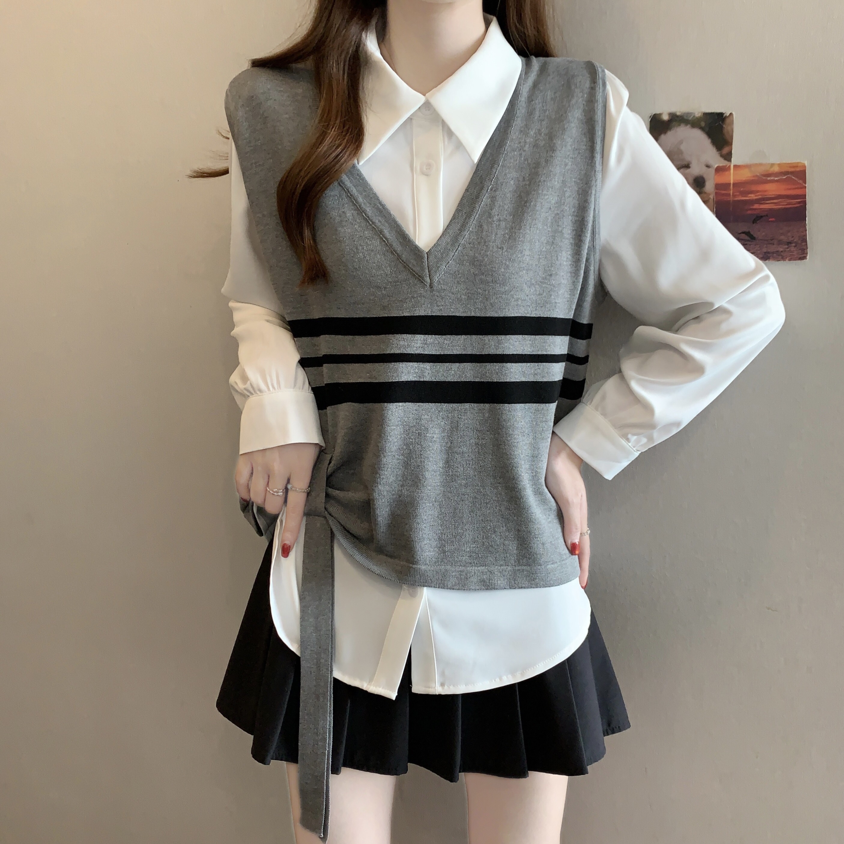 B140(69420+62158) 韩系长袖白衬衫与撞色条纹下摆飘带黑灰针织马甲两件套上衣