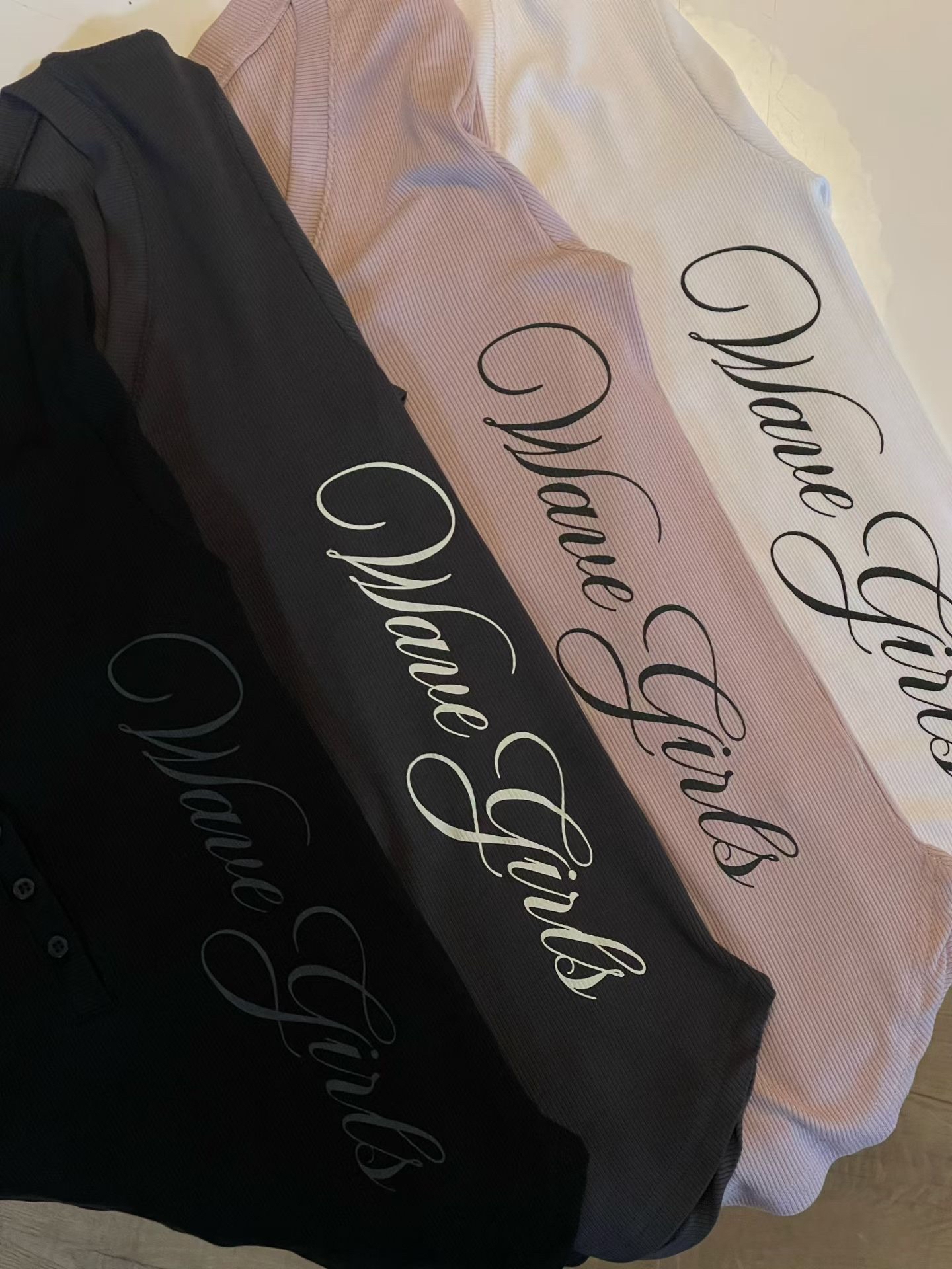 辣妹必備！韓國扣扭字母v領Top