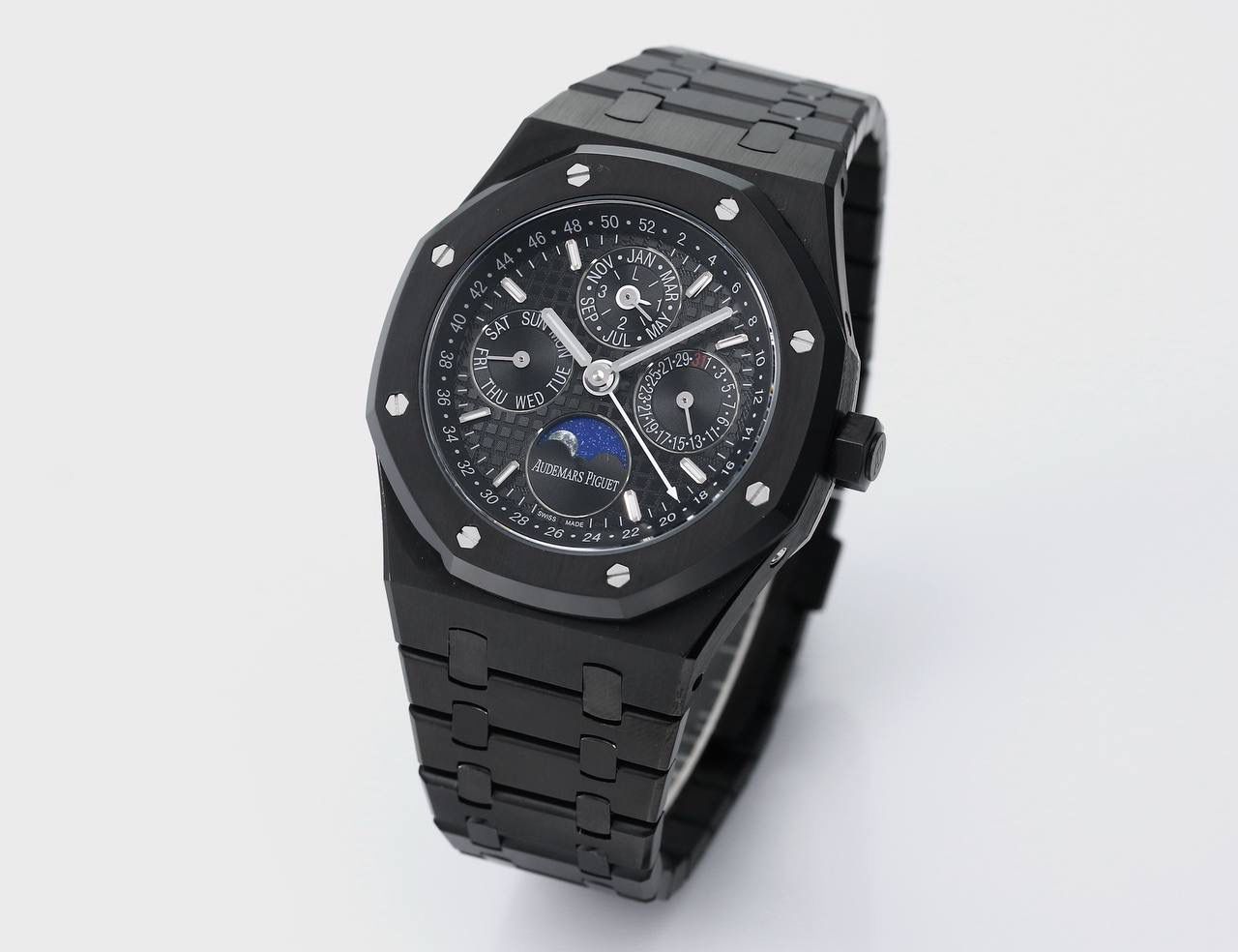 🚀爱彼 皇家橡树系列 ，复杂功能万年历腕表。型号：26574ST.OO.1220ST.01 业内唯一实现原版功能。💯 贵族钟表 爱彼皇家橡树系列万年历腕表，高贵优雅的蓝盘配上冷艳精钢表壳，完美体现爱彼美学设计及复杂功能的极高技术。 表壳采用316L精钢，直径41毫米. 厚度11.4mm。蓝色表盘镌刻“Grande Tapisserie”大格纹装饰，蓝色表盘，立体时标、刻面指针覆盖夜光涂层。三个显示日历功能的副表盘以及月相显示盘对称分布于表盘之上，井然有序地显示出小时、分钟、星期、日期、周历、月份、月相和闰年信息。真正唯一对版。蓝宝石防眩光处理让整体手表更加通透明亮。 搭载9015一比一改装定制还原Calibre 5134自动上链机芯。堪称毕业的产品。 这枚腕表的编号是Ref. 26574ST.OO.1220ST.01