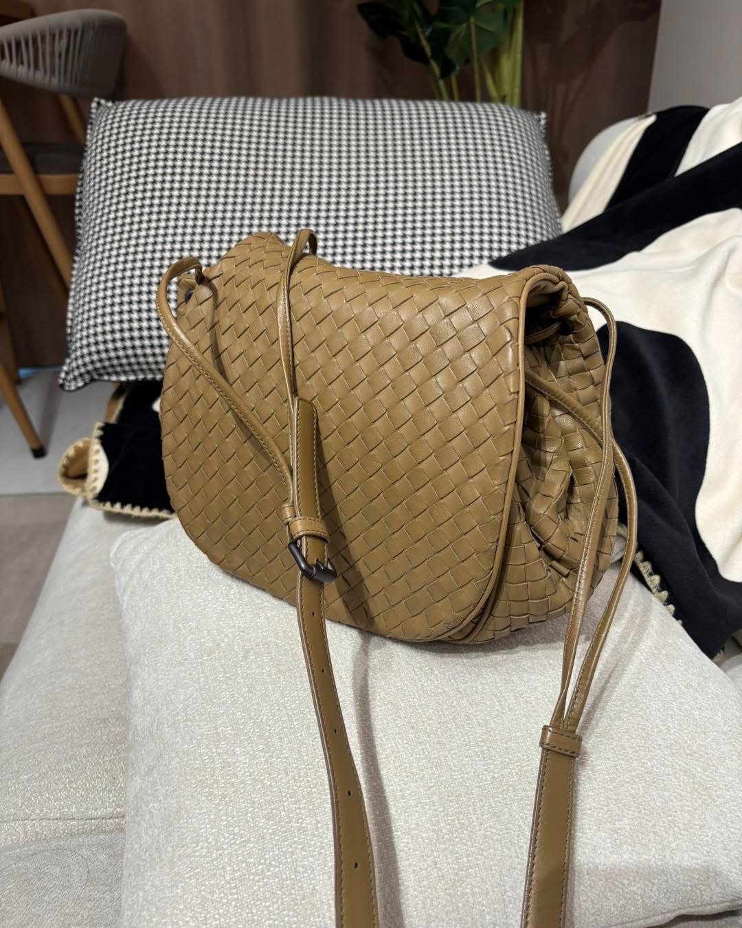 Bottega Veneta BV Shoulder bag flap bag 100%Authentic, 98%New