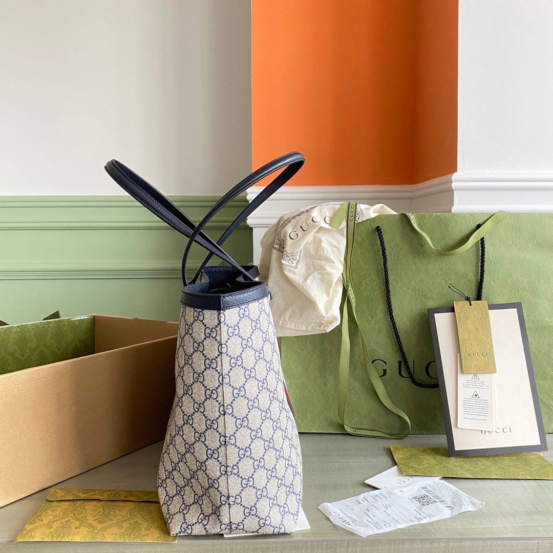 G631685:38/28/14cm！这款中号Ophidia托特包采用经典配色，红色和蓝色条纹织带为其注入魅力。新品采用了实用的全新造型并融入辨识度极高的设计元素，饰以织纹皮革滚边，顶端点缀双G配件‼️🎀