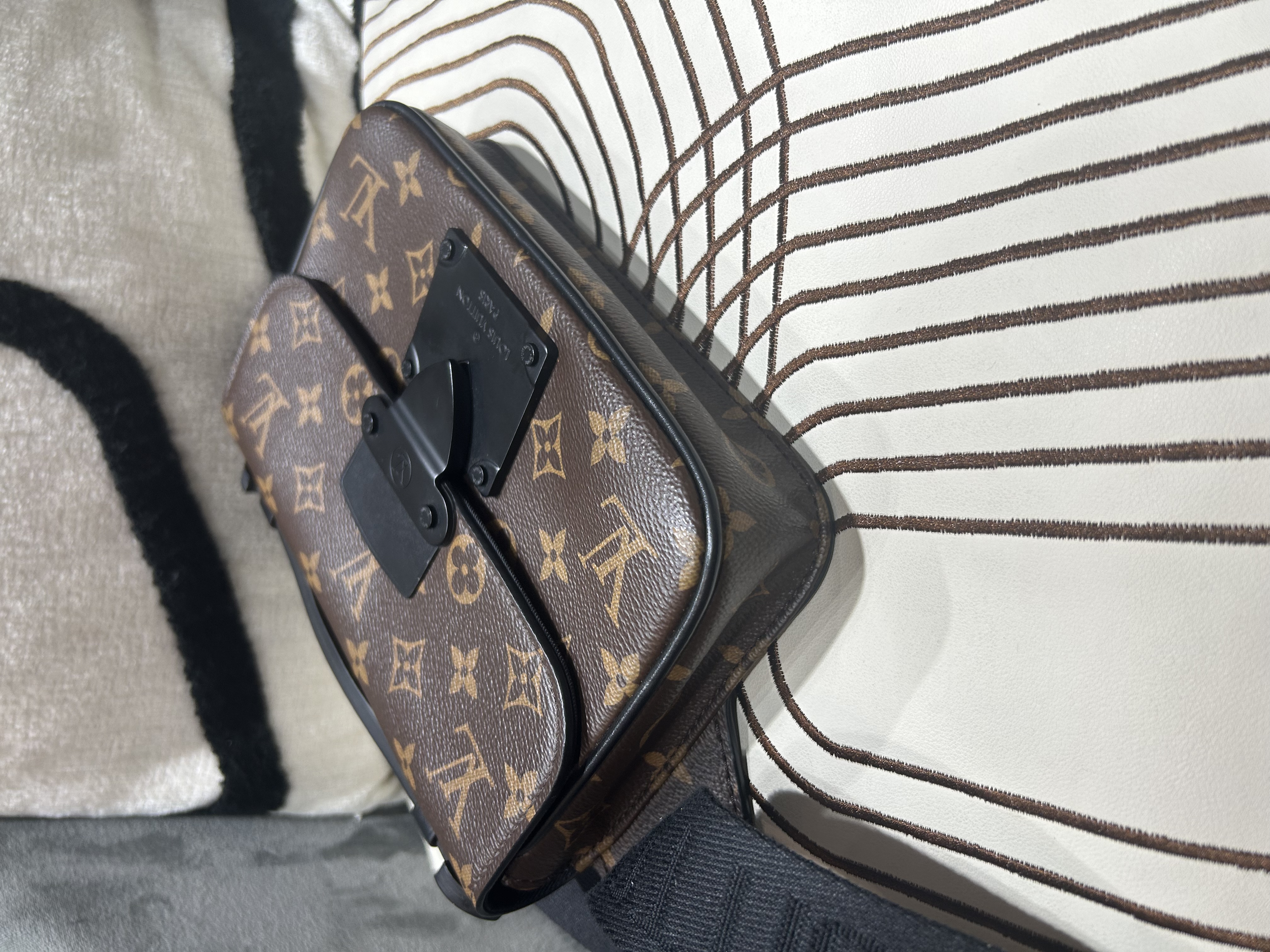 Lv S-LOCK M45807 斜孭袋 100%Authentic,98%new ✅專門店收據✅dust bag 