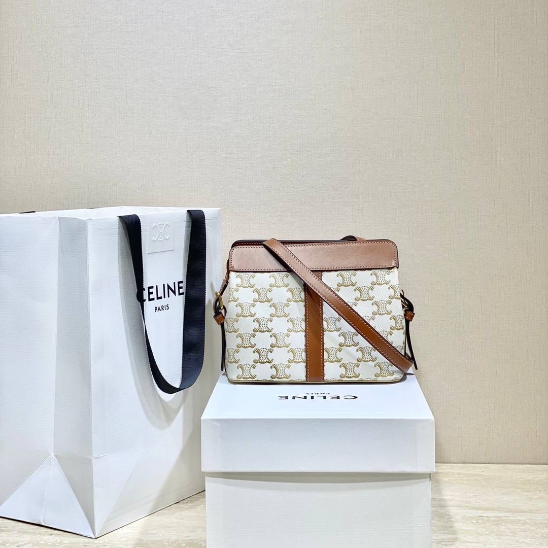 🔥大货实拍图 𝗖𝗘𝗟𝗜𝗡𝗘 ♥ 𝗧𝗘𝗘𝗡 𝗖𝗔𝗕𝗔𝗦 𝗗𝗘 𝗙𝗥𝗔𝗡𝗖𝗘 当季限定款💁‍♀️不会经常撞款的幸运锁包。型号：191992 尺寸：19*16*11cm