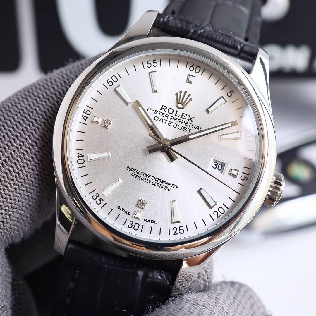 最新爆款主推 劳力士【ROLEX】男士腕表 采用独特的表盘设计 搭配夜光钉而来的是更高档奢华的劳力士， 初识劳力士必憧憬有朝一日能拥有它，戴上劳力士必顺风顺水必发达，你值得拥有，欢迎评鉴！！ 机芯：搭配全新进口机芯8215（零返修） 尺寸：40x10mm🥇 镜面：蓝宝石玻璃永不刮花 材质：316L精钢表壳 动力：储存48小时 防水深度：100米🥈 🥉 意大利小牛皮带！！