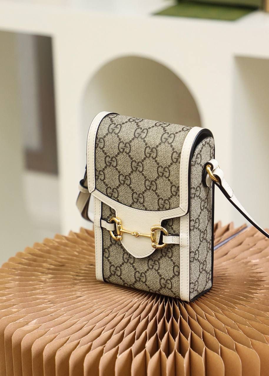 马衔扣 𝟭𝟵𝟱𝟱系列手机包 原厂皮/纯铜五金 ❤️ ☞型号：625615 尺寸：11.5*17*4cm 这款马衔扣标志的手机包，真是一见钟情，相见恨晚的知音，复古气息十足，老花本身就很百搭吸眼球，搭配复古的棕色皮料设计，大家非常喜爱的马蹄扣设计，分分钟想让人入手的冲动，可爱的造型，容纳量非常的高，日常出门的必备神器，颜值担当，不只装下可爱，男女都可共同，爱了！