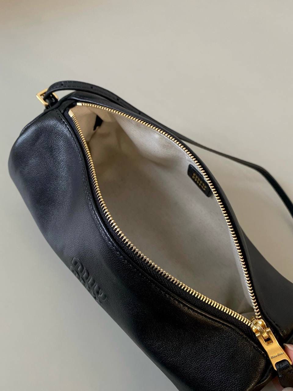 🈶黑色 𝗠𝗶𝘂𝗠𝗶𝘂迷你小圆筒 小小一只，太可爱了啦！ 头层Nappa(纳帕)羊皮用料 柔软细腻有光泽，透出高级的质感 整个包都好软糯手感超治愈的！！ 自重非常非常轻！日常还能装不少 肩带长度可以调，冬天大衣能轻松驾驭 小包闭眼冲就是了，四季可用 21.5×9×9cm #F0055m