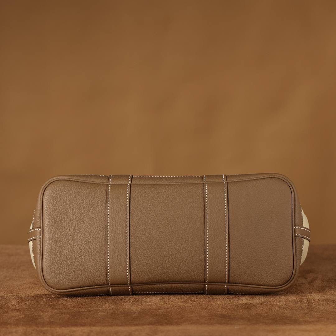 Hermes 爱马仕 Garden Party 30 布配大象灰皮花园包👜✨ 尺寸：30*20*13cm 配皮面料是采用法国原厂的Togo皮，纹路清晰，颗粒感饱满，手感细腻，扑鼻而来的香味，爱不释手 版型真的是决绝子 喜欢大包的就入手吧 绝对不后悔的一款大购物袋😍💕