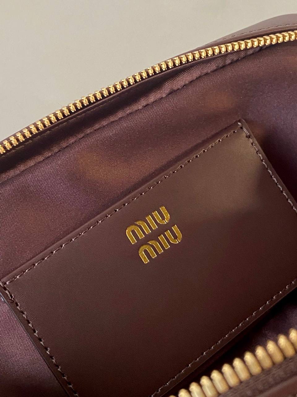 🈶石南木色，迷你 𝗠𝗶𝘂𝗠𝗶𝘂保龄球，大爆款 新尺寸也太可爱了！ 喜欢小包的姐妹这只必买！它要比小号小一些也窄一些 就巴掌大小，但容量还挺大的 装俩部手机都绰绰有余，日常够用 肩带长短也很ok，手拎斜挎都好看 反正放心冲就是了！拥有它，上班牛马的心情都会被治愈～ 迷你：19×10×5cm #F0011m 小号：22x10.5x7.5cm 大号：27x12x9cm