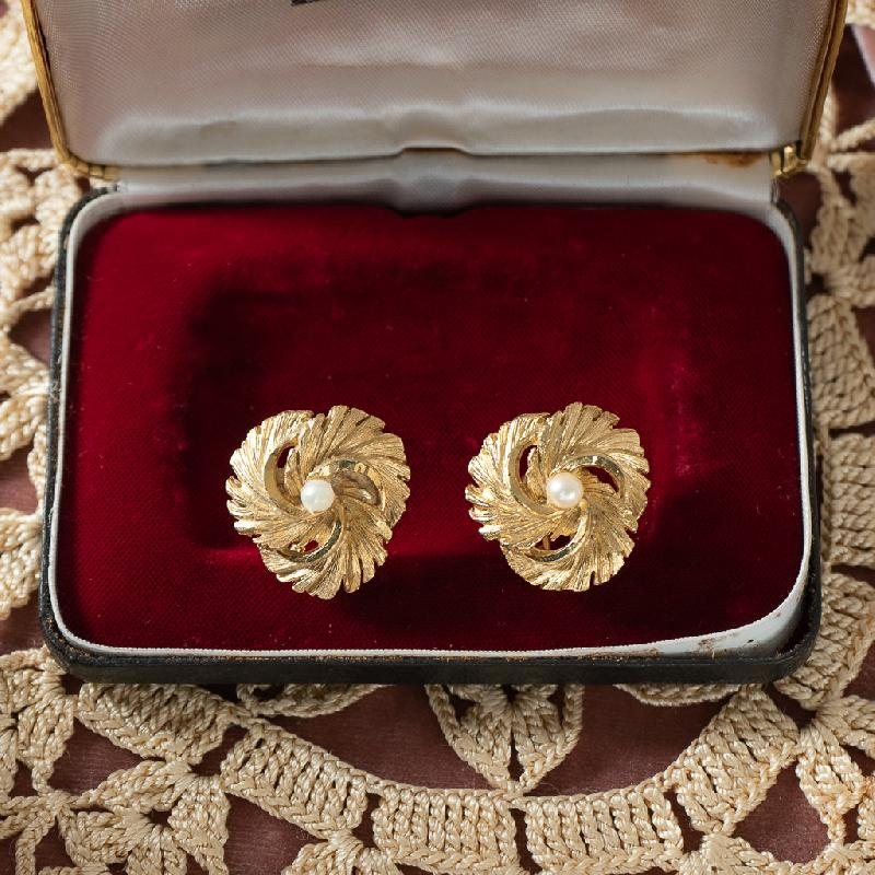 American Brand BSK C.a. 1960s Golden Swivel Floral Faux Pearl Clip Earrings (MT800)