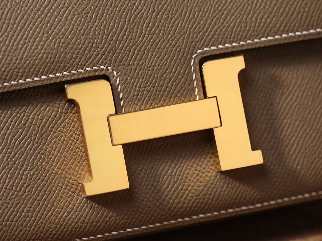 Hermes 爱马仕 #Constance 19大象灰 金扣👜✨ Epsom牛皮 单肩斜挎包 尺寸：19*15*4 cm 这款采用的是Epsom牛皮,纯原皮，和专柜用的是一个渠道的真皮 什么是Epsom牛皮？ 皮质：ep皮/手掌纹、一岁以上的公牛皮 软硬度：偏硬 纹理：皮面颗粒小的细腻皮纹，有点光泽感 特点：硬朗有细纹的牛皮皮质。细纹是进过后期处理的，比较硬质立体，长期贮存也不容易变形。自重轻，不易刮伤，非常耐磨实用。 所以每个H的款式用的皮都不一样，都是非常有讲究的✅