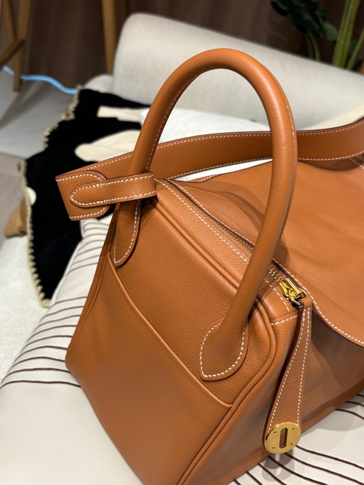 Hermes Lindy 30,STAMP D ,金金 W ercolor 牛皮 100%Authentic ,99%New ✅塵袋✅rain coat ✅box