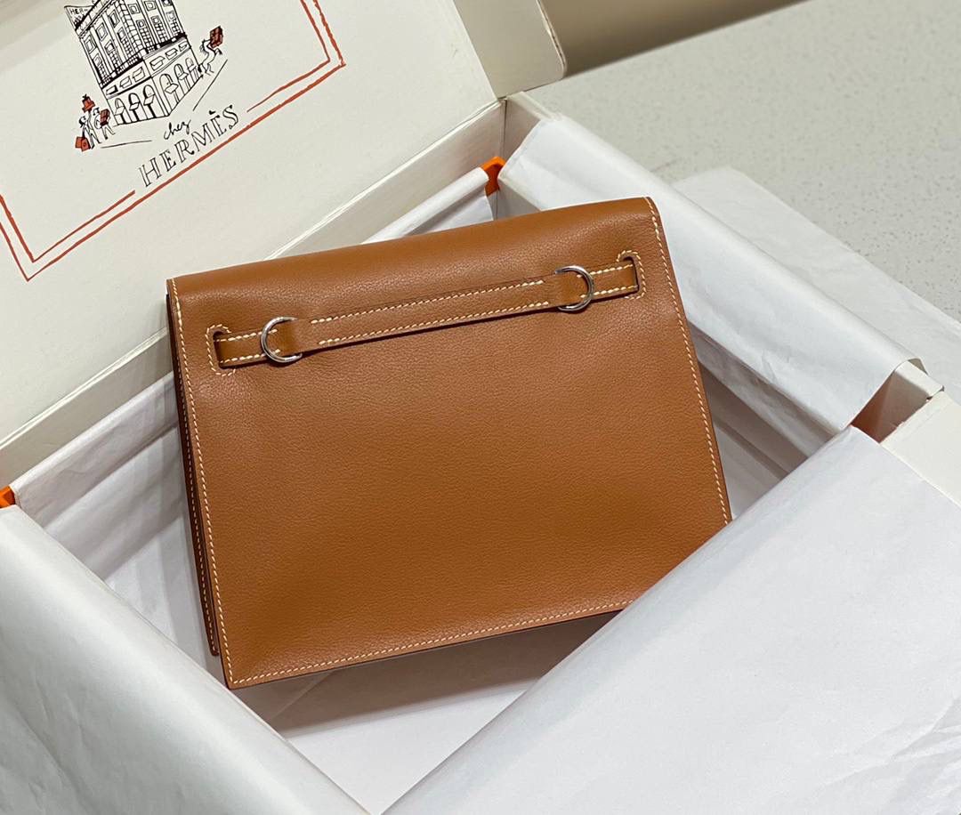 『金棕色·银』 ‘’Kᴇʟʟʏ ᴅᴀɴsᴇ • Evercolor 🎀 时尚圈就是一个圆！ 最厉害的就是六种背法： 斜背、侧背、肩背、腰包、背包、手包 集美们一定要安排起来‼️ 22Cm