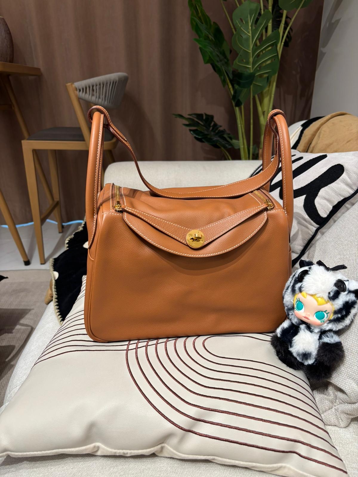 Hermes Lindy 30,STAMP D ,金金 W ercolor 牛皮 100%Authentic ,99%New ✅塵袋✅rain coat ✅box