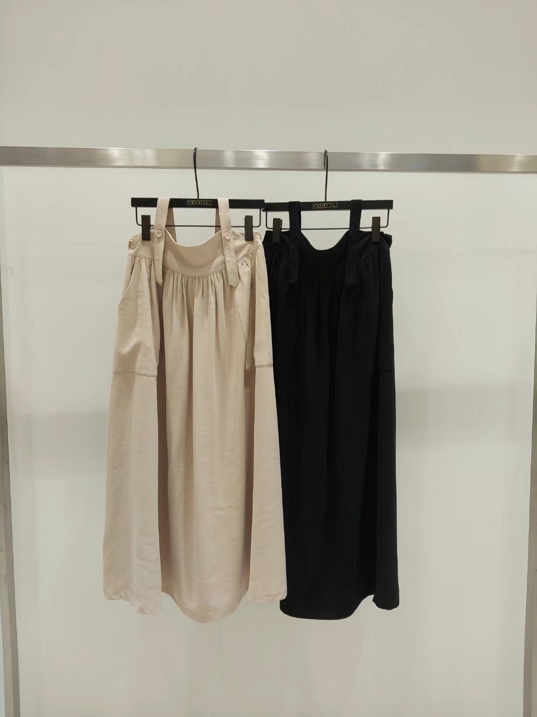 Elegant High-Waisted Suspender Skirt with Pockets ‖ 优雅高腰吊带裙（附口袋设计 ）KR0262115