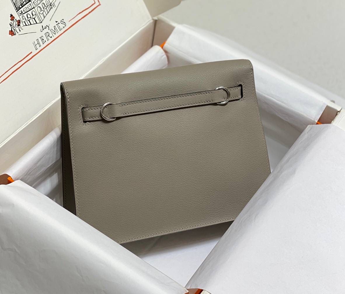 『沥青灰·银』 ‘’Kᴇʟʟʏ ᴅᴀɴsᴇ • Evercolor 🎀 时尚圈就是一个圆！ 最厉害的就是六种背法： 斜背、侧背、肩背、腰包、背包、手包 集美们一定要安排起来‼️ 22Cm