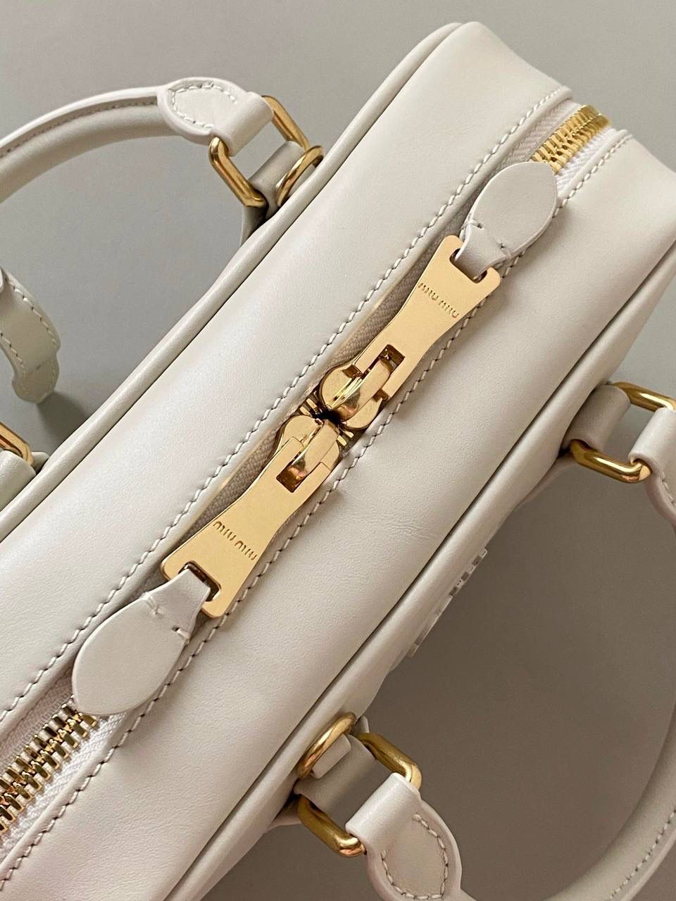 🈶粉笔白小号， 𝗠𝗶𝘂𝗠𝗶𝘂保龄球，大爆款 这只太火了！贯穿了我所有的OOTD 又乖又奶又酷简直要焊在身上的程度！想要一只包搭子，必须得是你啊！！拎着它出现，姐妹绝对夸你很会买 是反复心动的小情包啊，时髦感爆表了 手拎斜挎都可以，大小日常都刚好 霸占了整个时尚圈的当红辣子鸡 真的不够卖不够卖啊啊啊 迷你：19×10×5cm #F0011m 小号：22x10.5x7.5cm 大号：27x12x9cm