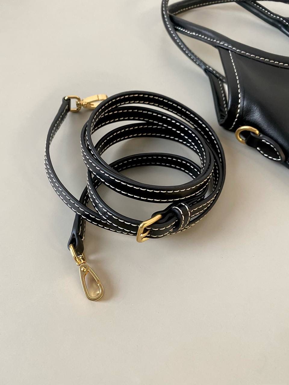 🈶黑色 𝗠𝗶𝘂𝗠𝗶𝘂托特 缩小版的ivy来噜 真的是除了可爱还是可爱！ 感觉谁背都是萌萌哒hahaha～ 这种siza就不挑身高了，没有局限 还有肩带，除了手拿斜挎也巨好看 容量小包里算不错的了，日常外出足够，能放pro max 20×24cm #F0110m