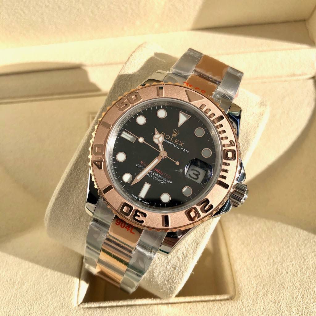 【经典名仕 一劳永逸】劳家爆款游艇名仕型系列m116621-0002男士腕表40mm间玫游艇出货，继续秉承AD家族优质特色、独家出品一表一码，三码合一 【机芯】搭载AD专注而制0️⃣返修、💯全新原装西铁城8215全自动机械机芯，走时精准，性能优异，动力储备高达48小时 【表壳】316L精钢表壳 高端同步防指纹[强]陶瓷圈口原版同步双向旋转，完美呈现与原版一致的弧度、光泽，超强高密度矿物质玻璃镜面，精致的做工完美秉承原装的潜水游泳🏊‍♀️性能 【字面】大厂同步超强夜光，夜光刻度、表针无瑕疵斑点、晶莹剔透，细节同步正品，内影圈刻字清晰，字体匀称 【表带】搭载316精钢表链可调节原装表扣