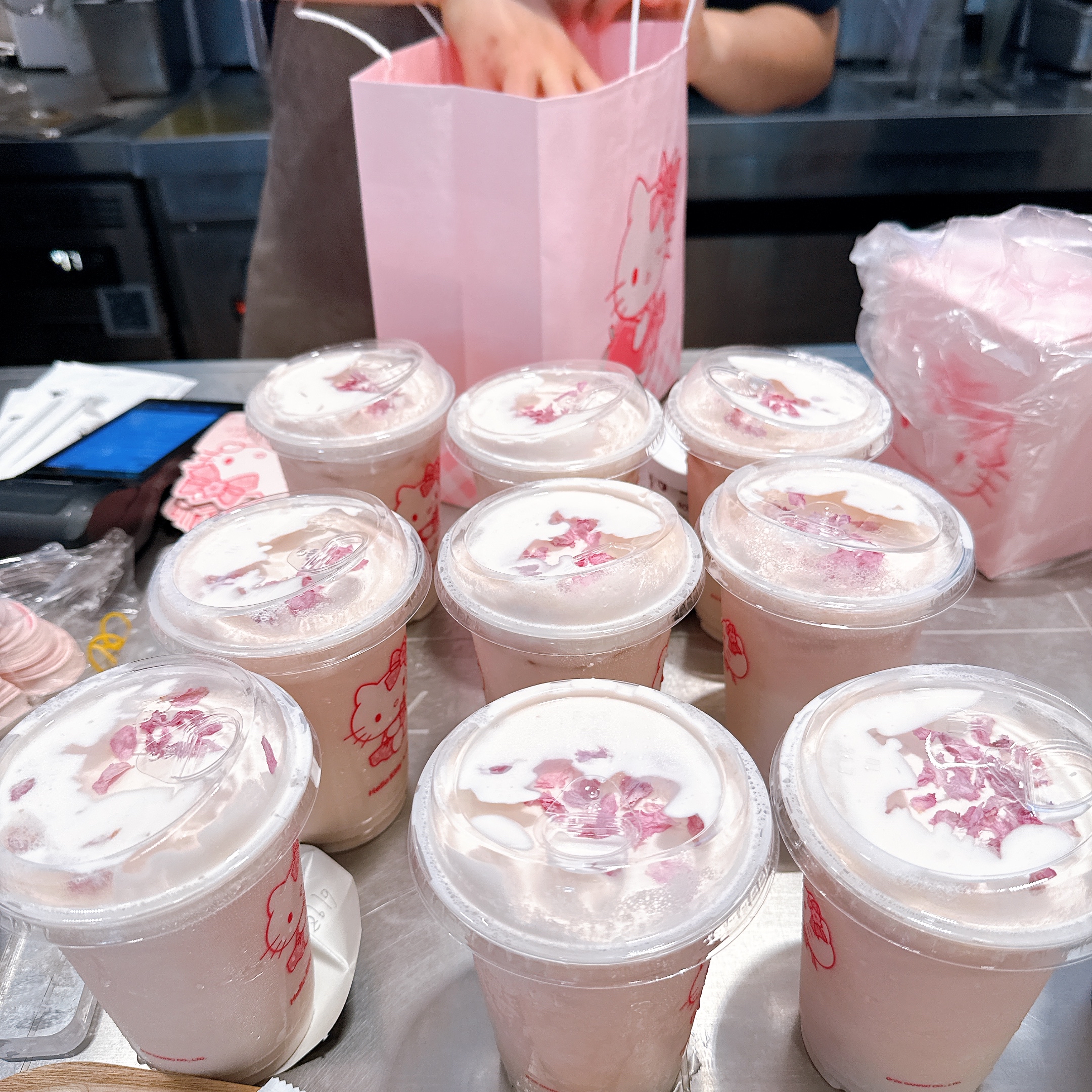 喜茶x Hello Kitty粉紅櫻花限定款公仔掛飾 超級難買