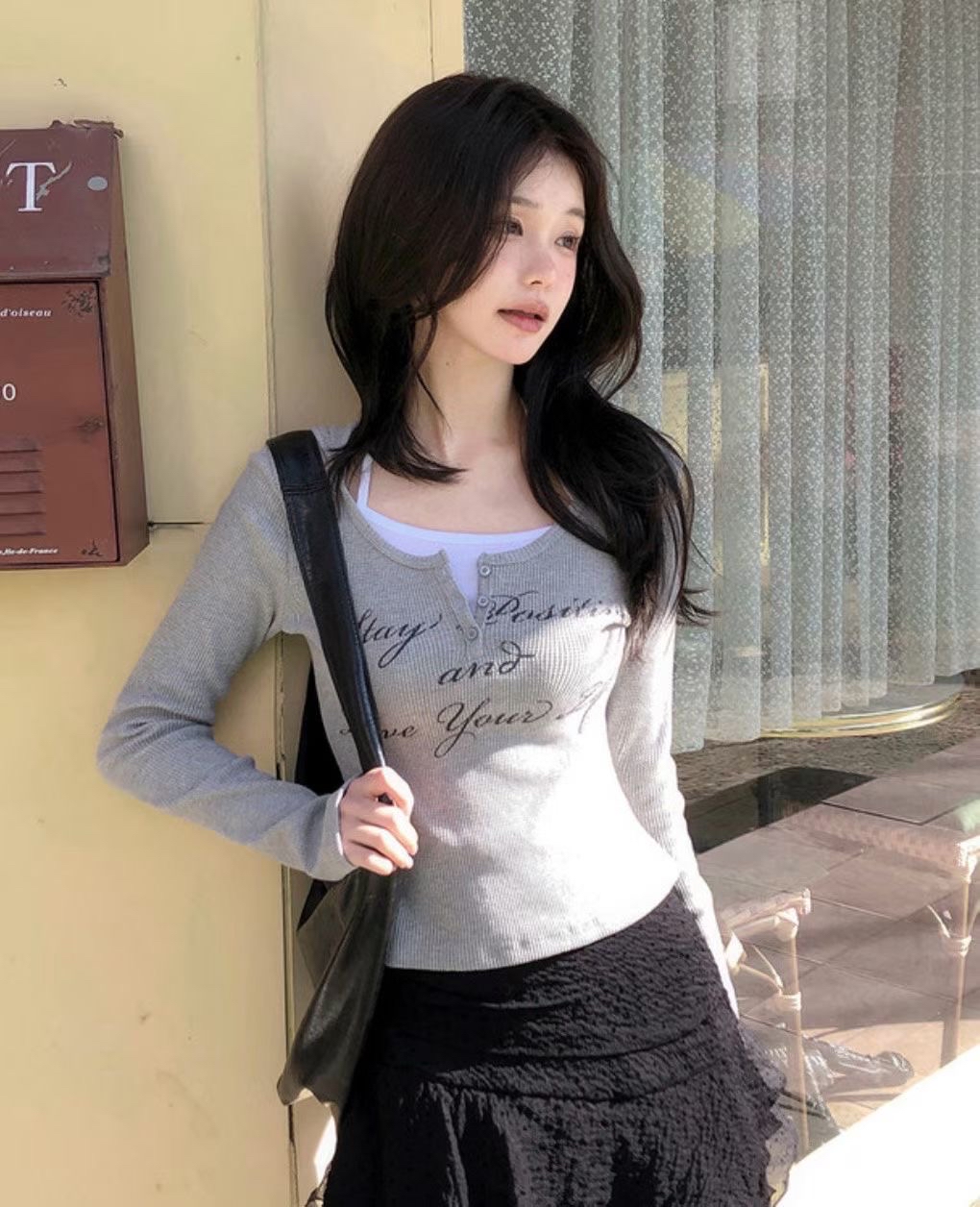 【 ♪行走的時尚女孩🖤隨性風～窩夫紋理質感！文字連帽修身上衣🕶️✨ 】Stay Positive Waffle Top(三色入)  