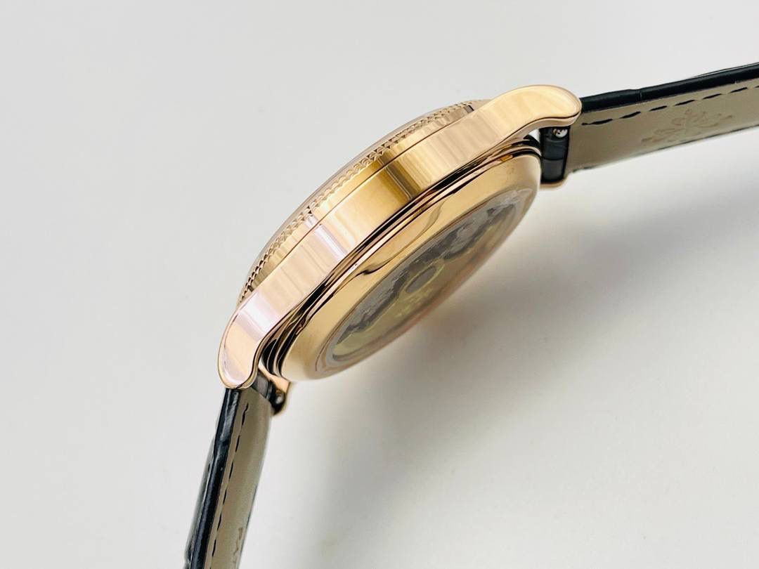 百达.翡丽-古典表系列——3919腕表震撼登场。🤩😍完美还原表中王者的独特质感和简约格调！细节升级如下： 1⃣️腕表尺寸39MM，尺寸数据完美吻合正品，佩戴轻便，还原正品体验。 2⃣️玻璃采用与原装一致的锅盖型穹顶玻璃，特镀有双层抗眩晕增透镀膜。 3⃣️表盘标识和指针的边沿全部采用手工润饰倒角，之后再采用镀铑工艺处理，确保光泽度和质感不亚于原装。 4⃣️机芯采用30-255 PS机芯机械！ 5⃣️表带经典意大利小牛皮表带，做工精致，包边细腻，尽显大牌风范，搭配原厂针扣。