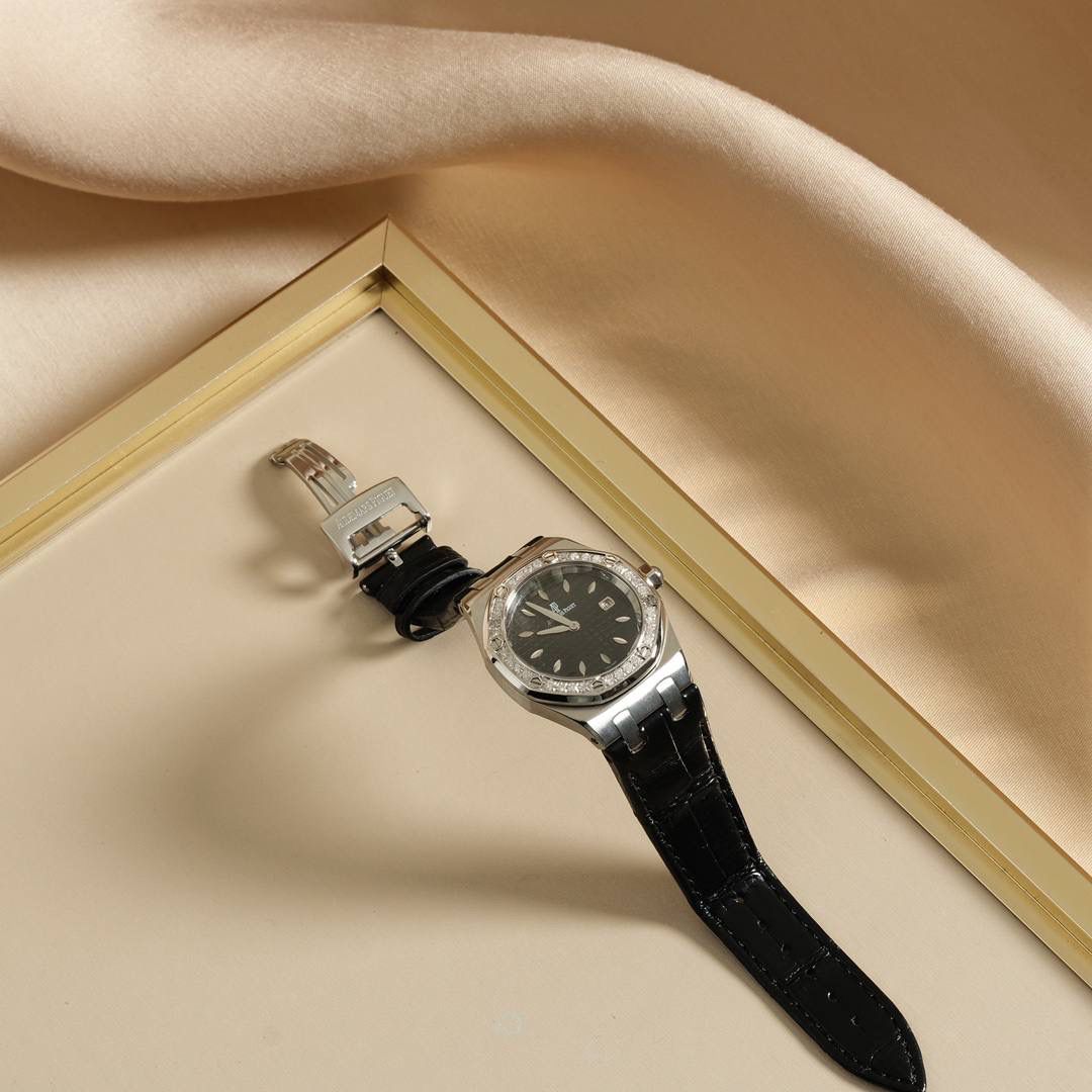 全网女神看过来😍😍这款爱彼女表才是最具有性价比的… 爱彼皇家橡树系列型号67601石英腕表，皇家橡树系列独有的八角形外观还拥有爱彼独特的设计风格也将女士优雅风格融入其中，深受女明星们的爱戴，表带澳洲湾鳄鱼皮，即使只有33毫米的小尺寸，也将爱彼独有的纯净美感与刚毅线条展现的淋漓尽致💝💖💘而镶满钻石的表圈也为佩戴的女士增添了更多的柔美。（32颗明亮式切割美钻，总重约0.65克拉）巴蒂镶嵌一枚半透明凸面蓝宝石，搭载瑞士进口石英机芯，拥有实用的日历显示功能，女士们佩戴起来不会显得沉重 ，配专柜最新全套包装发货！这种货一般数量不是很多哦