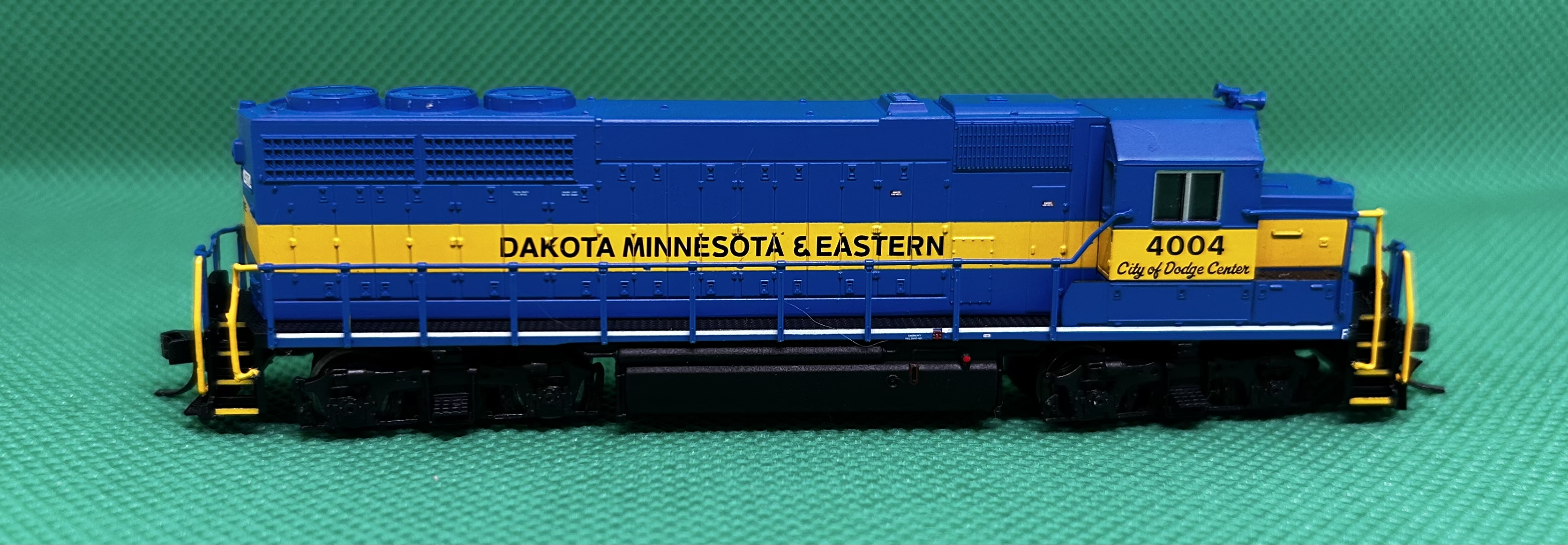 Atlas N' EMD GP40 Dakota, Minnesota & Eastern #4004 City of Dodge Center NIB