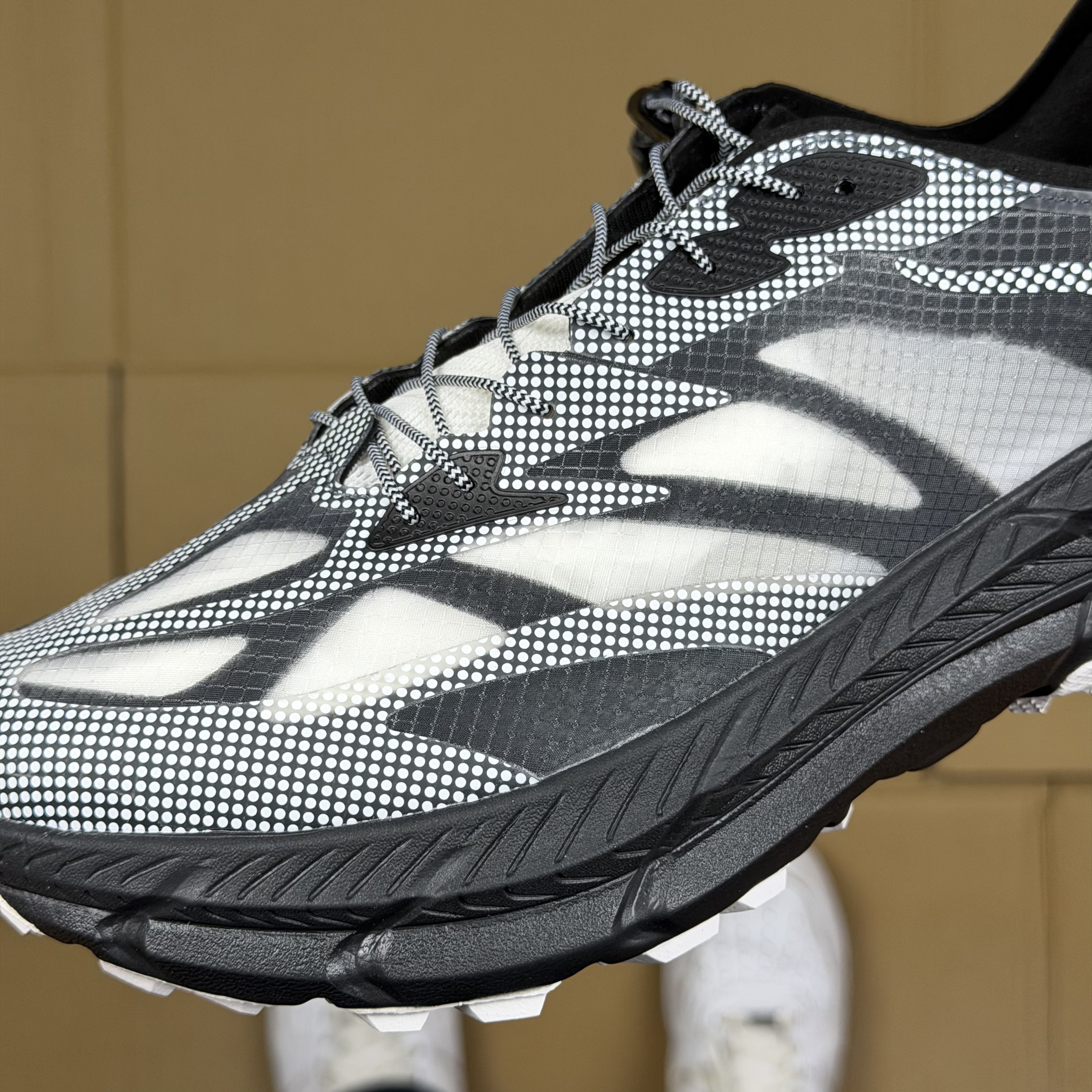 HOKA Restore TC