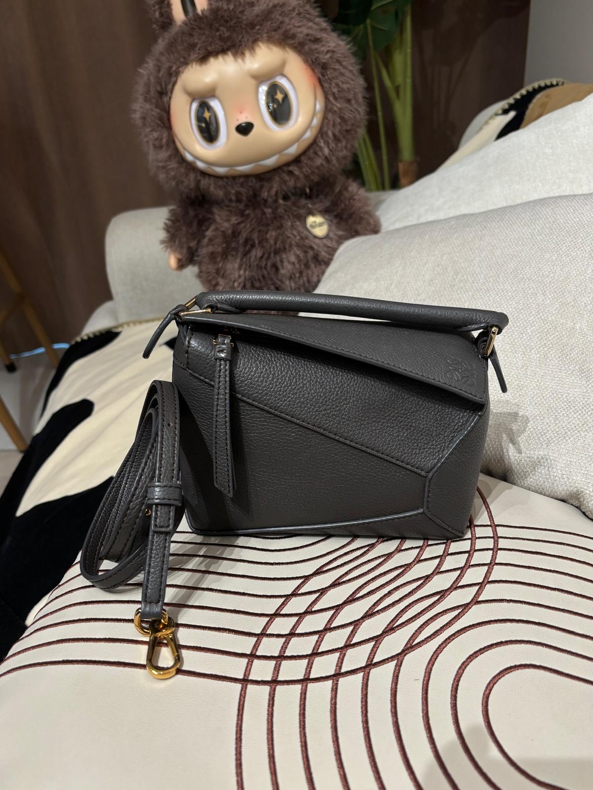 Loewe Puzzle Edge Mini 粒粒牛皮 100%Authentic, 98%New ✅Dust bag✅booklet✅肩帶