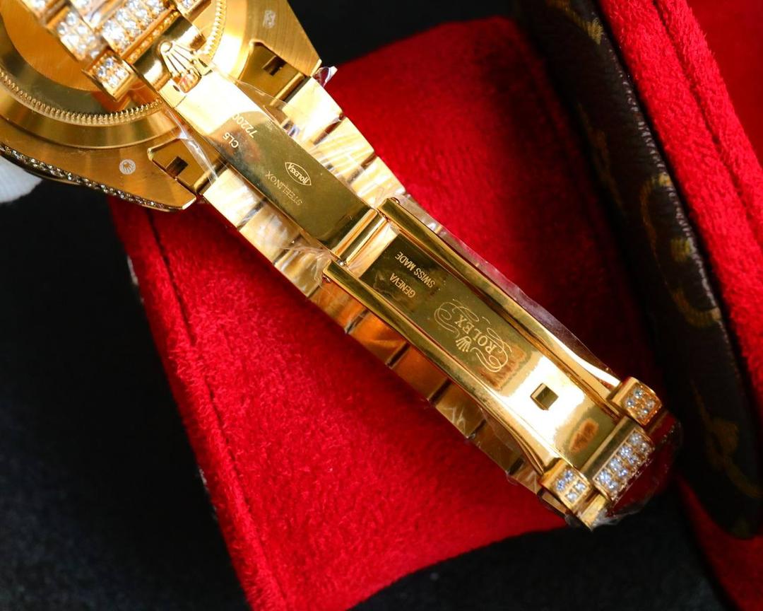 💍劳力士ROLEX 奢华极致满天星版本腕表904精钢打造，密镶顶级施华洛世奇美钻，奢华品质的诠释，璀璨夺目，魅力绽放。表壳表链全镶满美钻，金光闪闪，机芯可选择2824机和国产，腕表尺寸42mm！💍​​​