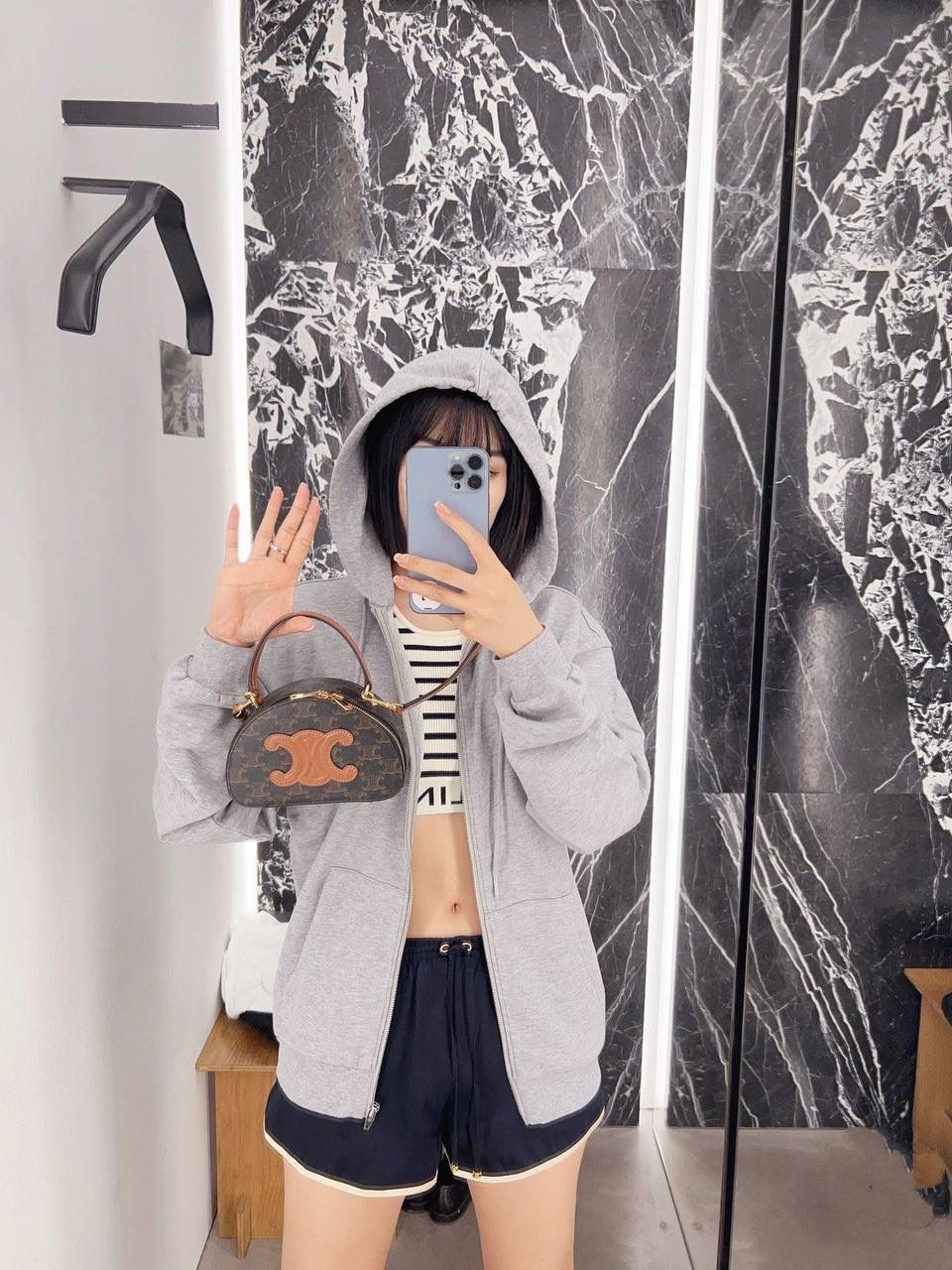 🔥大货实拍图 𝗖𝗘𝗟𝗜𝗡𝗘 ♥️ 𝗧𝗥𝗜𝗢𝗠𝗣𝗛𝗘浮雕半月包 型号：10K642 尺寸：18*12.5*6cm 𝑪𝒆𝒍𝒊𝒏𝒆𝟐𝟑𝑭𝑾最新爆款老花半月包🌙手提盒子，复古与现代的完美融合～每一个细节都尽显精致，从小巧迷你的包身到老花凯旋门的经典面料，都散发出无法抗拒的魅力🤎