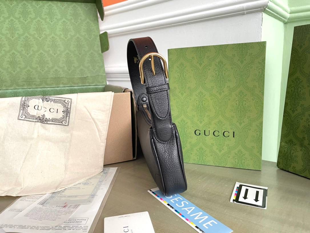 👜Aphrodite系列 型号:739076 尺寸:21*12*4 手袋向20世纪90年代末和21世纪初流行款式致敬，以全新廓形演绎，将经典设计与流行配色和富有辨识度的双G配件融于一体，打造时尚前卫且别出心裁的包袋造型。这款肩背包以黑色软皮匠心打造，巧妙融入金色调拉链开合.🔥🔥