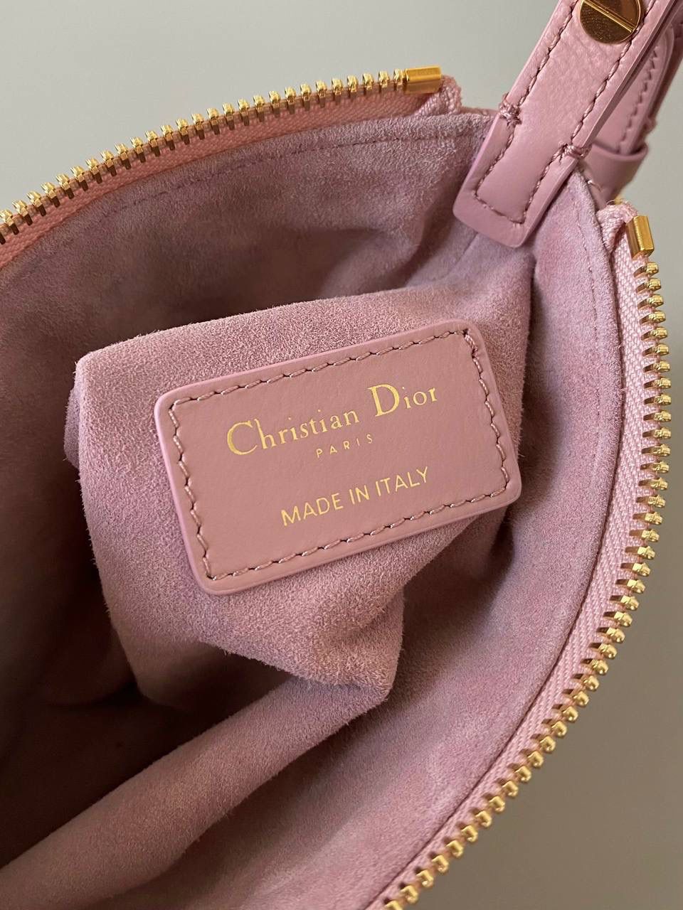 🈶玫瑰粉 𝗗𝗶𝗼𝗿 𝗰𝗮𝗿𝗼系列的郁金香手袋 我的新包有魔法！超级好玩的 还是超大藤格纹小牛皮，柔软质感 最惊喜的是在肩带链条上的灵活性 抽提搭扣法瞬变郁金香花苞形状 可可爱爱！手拎手提，随意切换腋下背 法式时髦感很强啊，一只上身超绝的小包🌈 25×16×2.5cm，#7101m