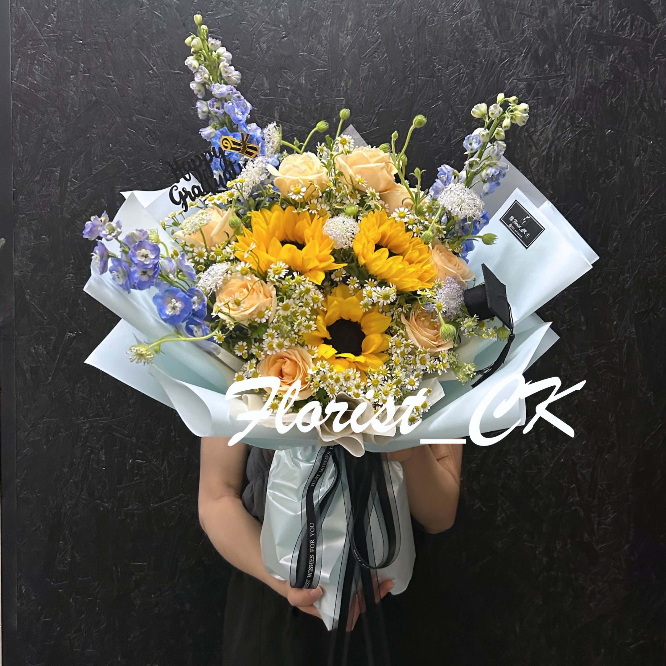 【2026 畢業鮮花推介】Golden Valor 淺藍花紙款｜向日葵玫瑰鮮花花束  (預訂款)