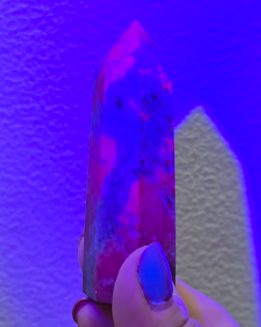 Ruby in kyanite tower with strong UV - RBY155