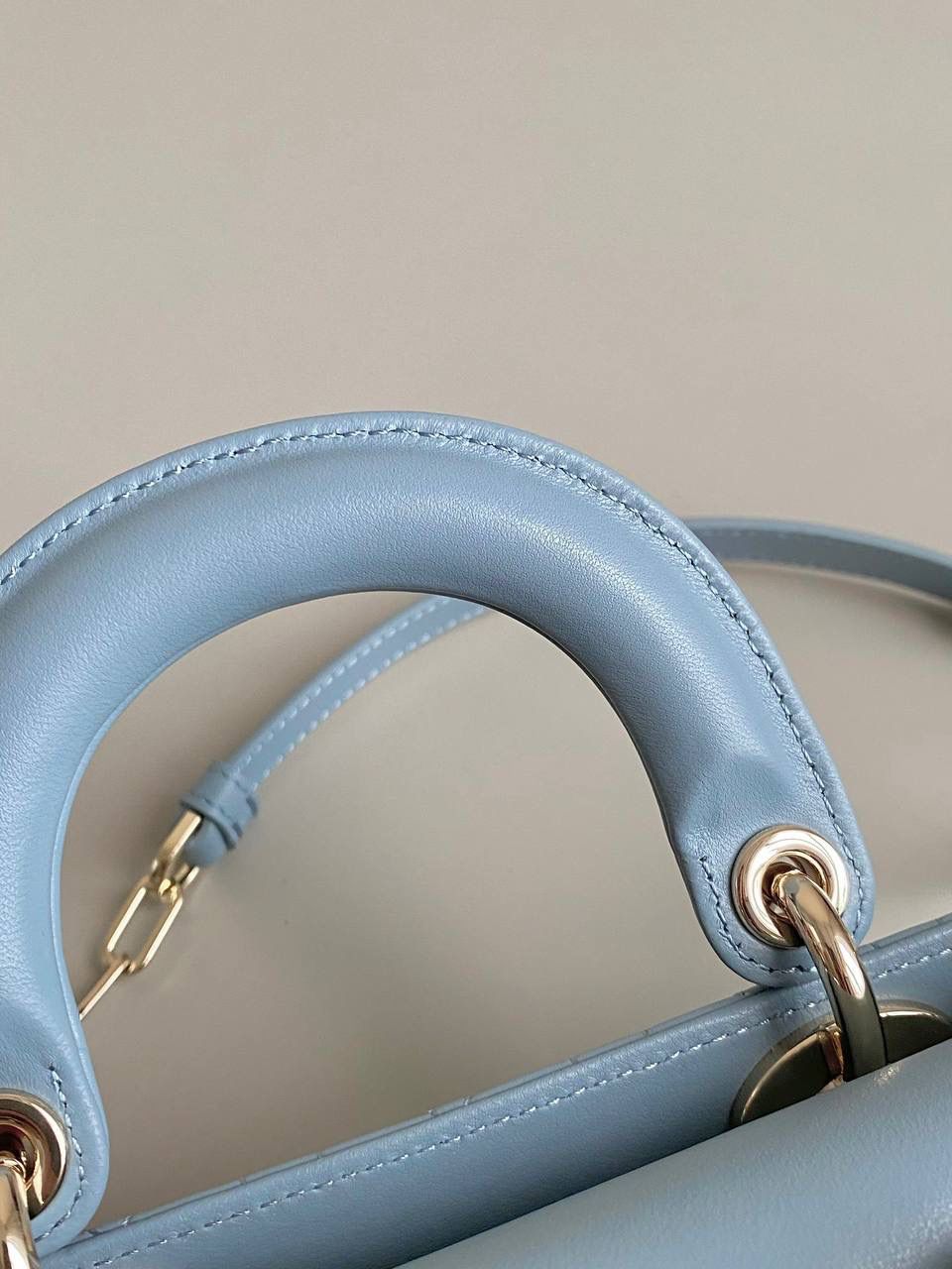 云雾蓝小号🩵🩵 𝗗𝗶𝗼𝗿 𝗗-𝗝𝗼𝘆 𝗯𝗮𝗴羊皮2023款，新色 时尚果然就是轮回，回归了一把中古戴妃 长方包形，短链条➕细长肩带直接封神！！ 复古时髦感超强，真是什么场合都可以把住 绝对是lady中的天花板了，强势出圈啦姐妹们😎 22.5×12×5.5cm