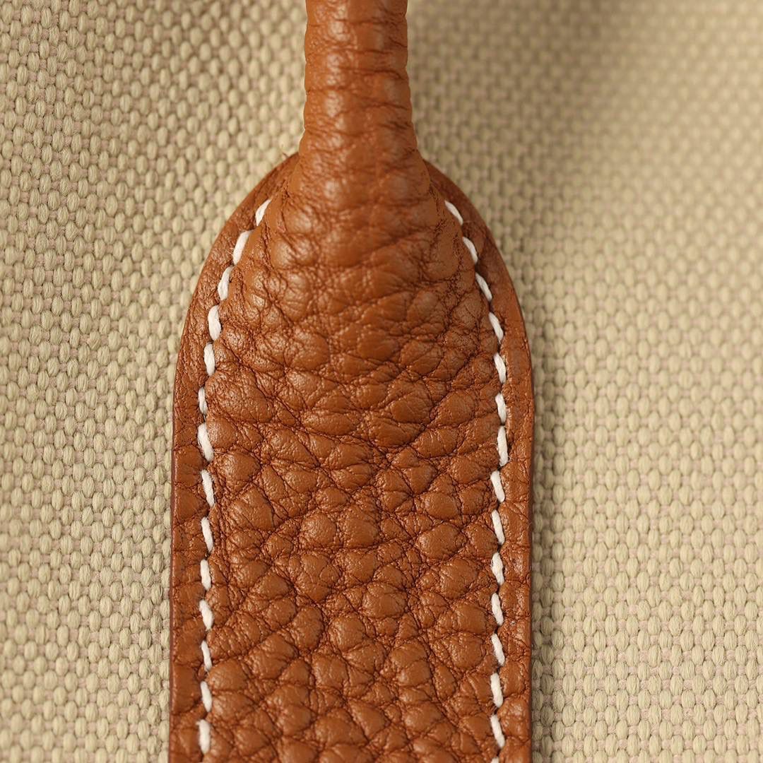 Hermes 爱马仕 Garden Party 30 布配金棕皮花园包👜✨ 尺寸：30*20*13cm 配皮面料是采用法国原厂的Togo皮，纹路清晰，颗粒感饱满，手感细腻，扑鼻而来的香味，爱不释手 版型真的是决绝子 喜欢大包的就入手吧 绝对不后悔的一款大购物袋😍💕