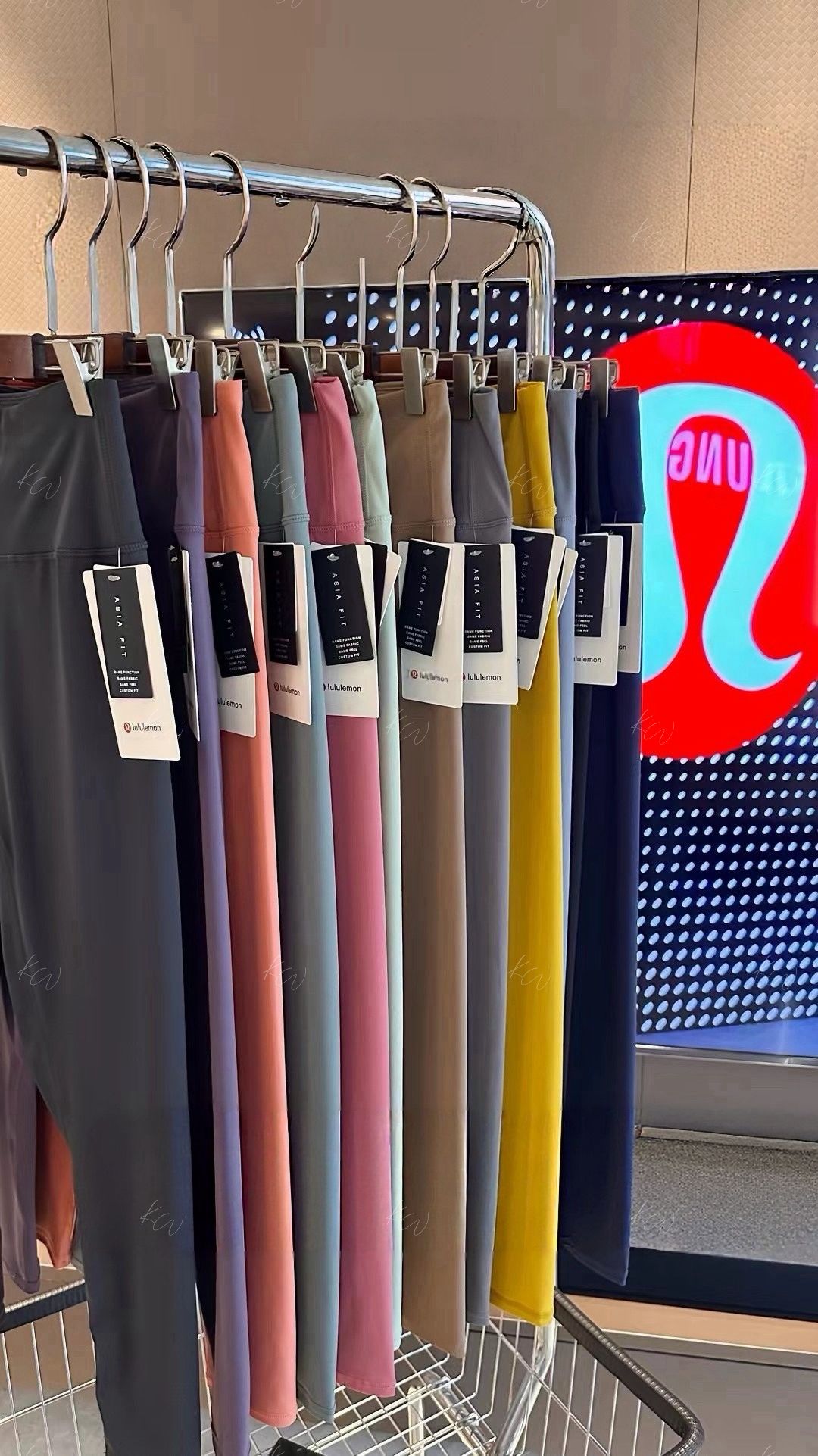 $75件。2件起$65件。lulu 全色系瑜伽褲
