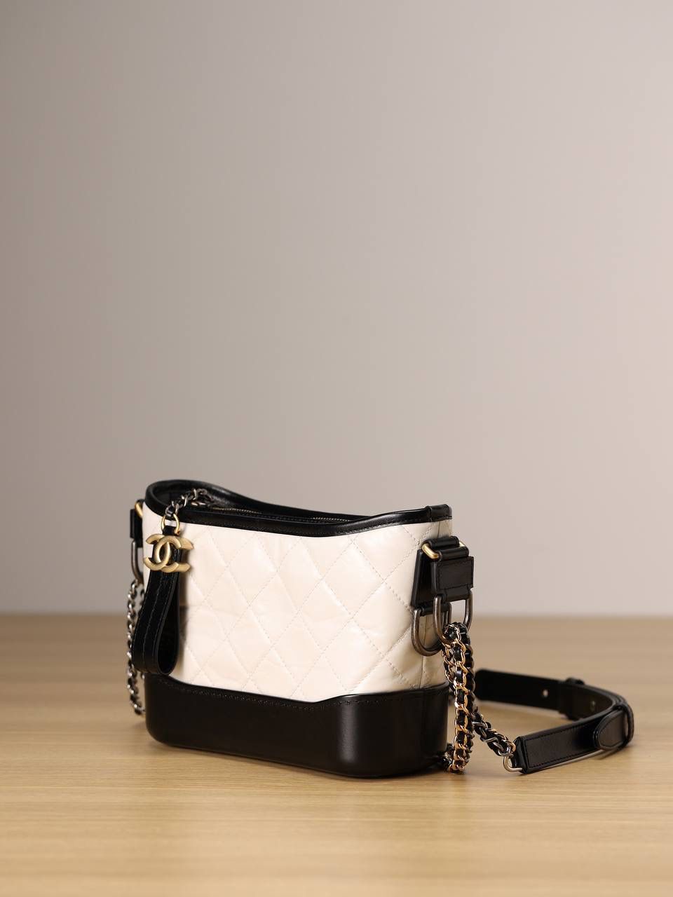 chanel流浪包白色小号👜💞 还是独家老渠道货 都是欧洲原产进口的牛皮和纯钢五金组装的尾单货 独一无二的品质✨五金是纯钢复古五金 黑色和金色搭配 随意调节肩带 绝对的百搭爆款🌟 尺寸:15 x 8 x 20cm