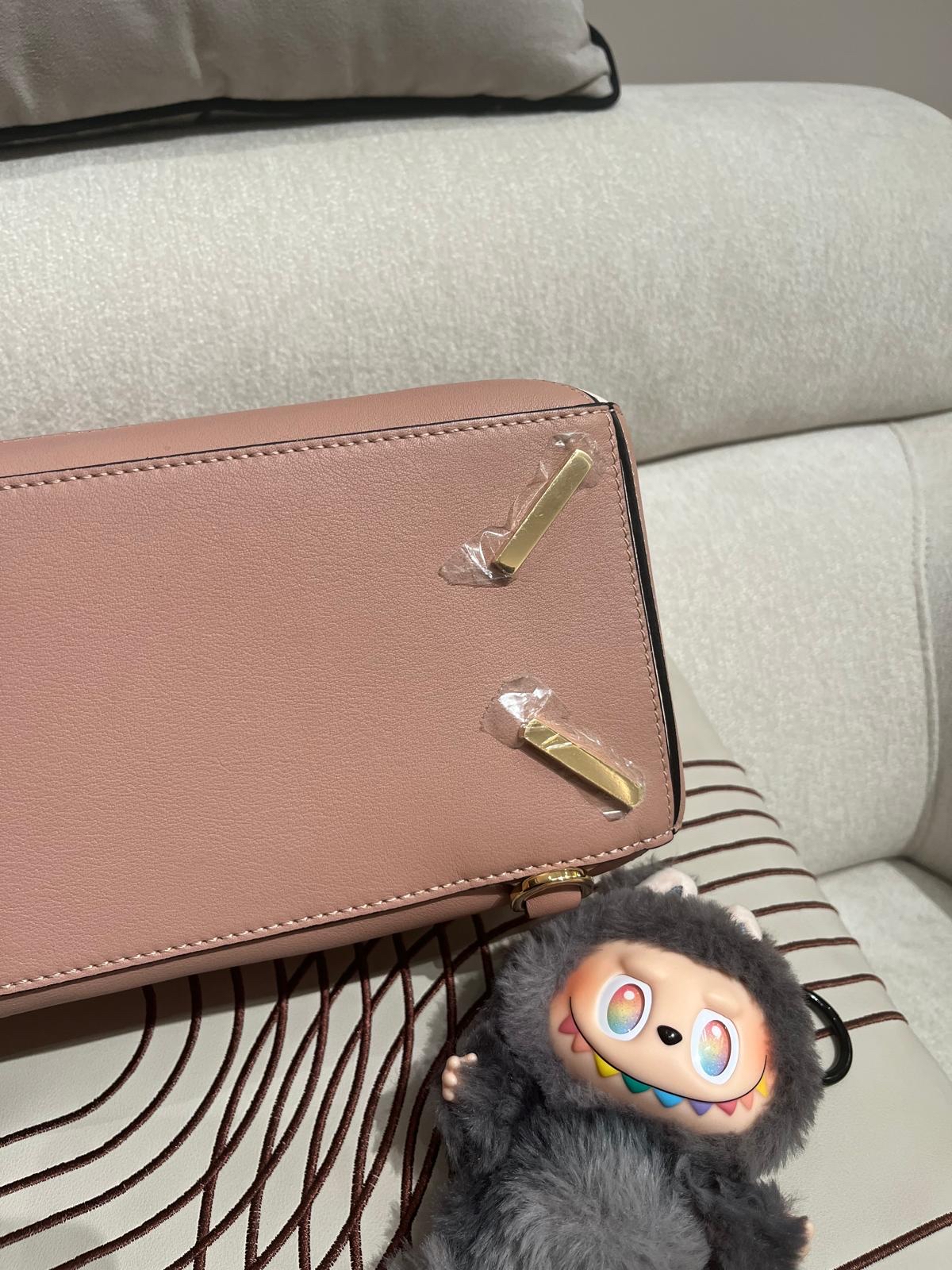 Loewe Puzzle medium calfskin,100%Authentic, 99%new ✅tap ✅booklet✅肩帶 ✅dust bag