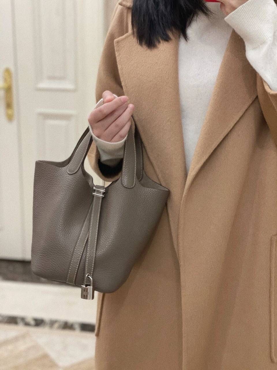 H正式上线！ 大象灰18cm金扣 独家渠道货！手机实拍！独家背景！ 纯手工制作、细工慢活、工匠精神雕刻的艺术精品！ 尺寸：18 X 19 X 13.5cm