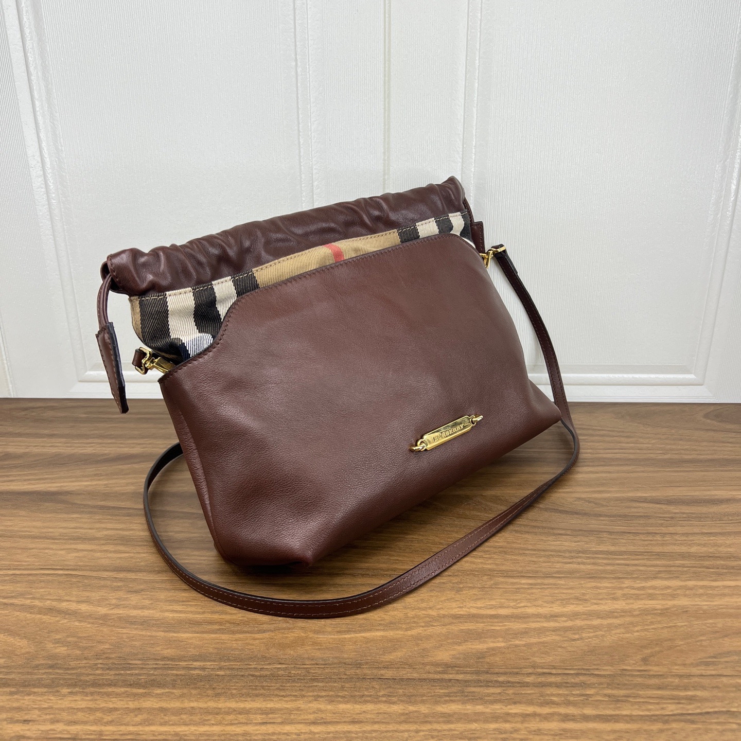 【預訂貨品】Burberry 小牛皮水桶包