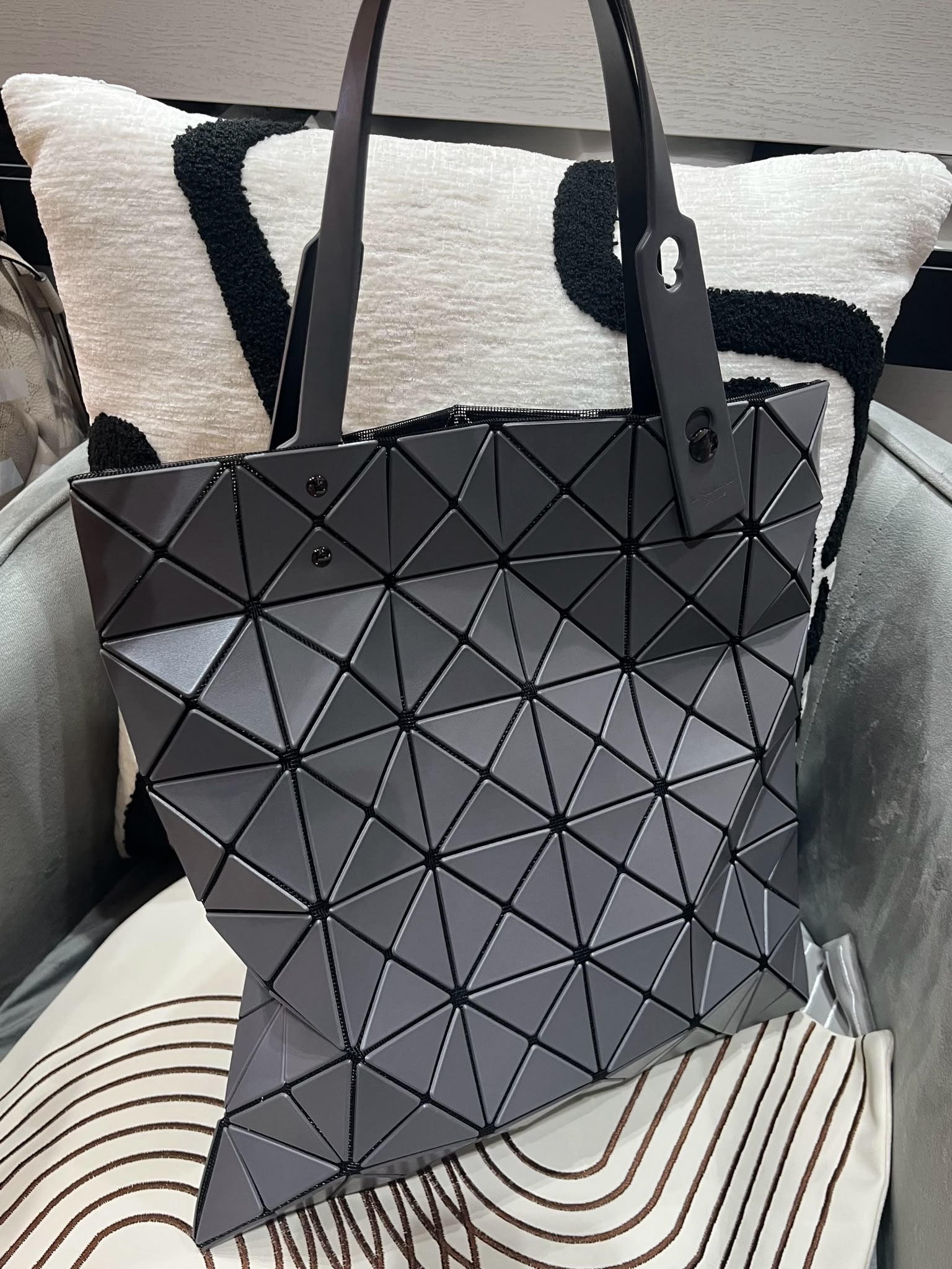 Issey miyake bao bao tote bag matte grey 100%Authentic, 99%new ✅dust bag 