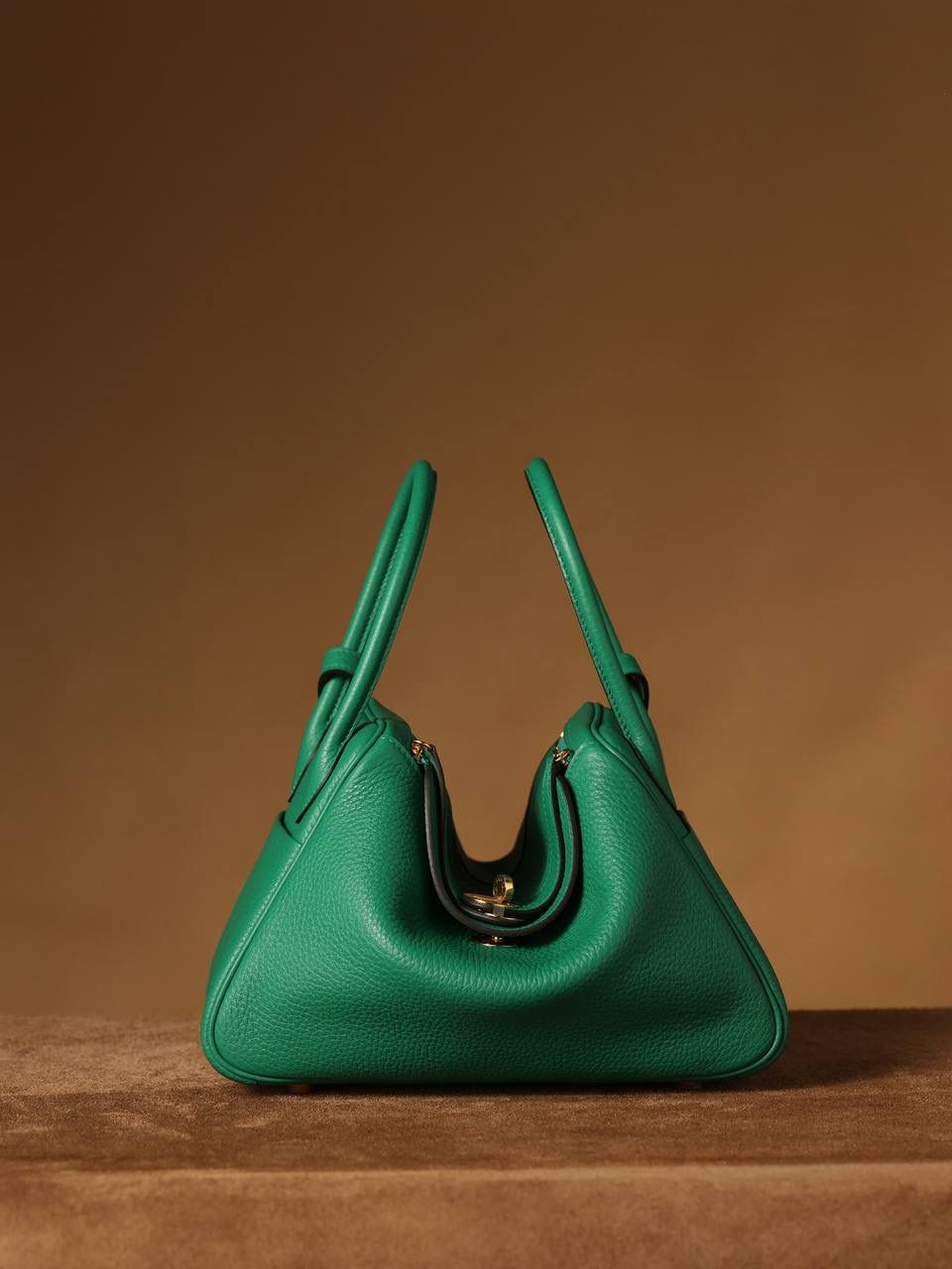 Hermes 爱马仕 Lindy 26cm 丝绒绿金扣👜✨ Lindy 独家渠道货 独家欧洲原厂皮原厂五金组装的ZP尾单货 尺寸：26*18*14 cm Lindy是采用原厂的正品TC皮，什么是TC皮？ 爱马仕专用的clemence,简称tc皮，是Hermes最受欢迎的皮革之一，颜色会比Togo少一些，但是纹路比Togo细腻，含油更高，更软，因此稍稍有些下垂感的特点。