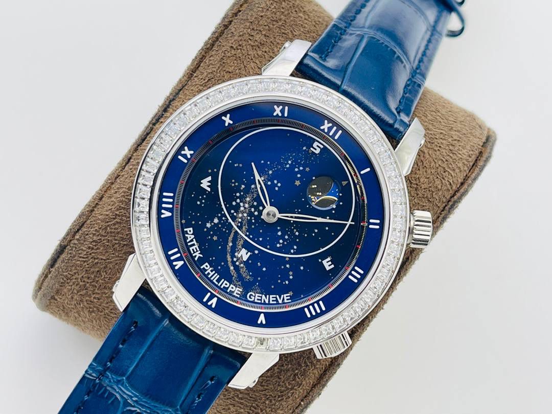 V4升级版 市场最高版本 功能跟正品一样 百达.翡丽星空升级终极版！升级细节： 1⃣️做到了跟正品满天星自动转的功能！ 2⃣️升级日历的排法和正品一样的顺序！ 3⃣️直径42毫米，厚度11毫米！ 4⃣️最大亮点：百达.翡丽星空里的月亮会根据天空上的月亮变化而变化！根据天空上的月圆月缺搬（初一月弯弯初十五月圆）到手表上了！